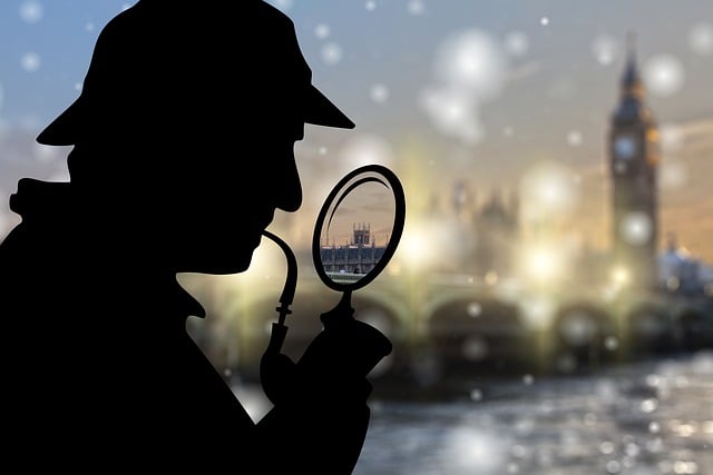 Imagem em sombra de perfil do personagem Sherlock Holmes segurando seus inseparáveis objetos, a lupa e o cachimbo.